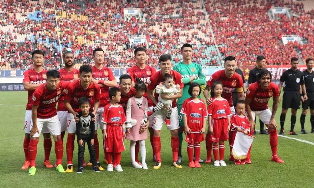  赛前训练开放日，球迷零距离接触球星