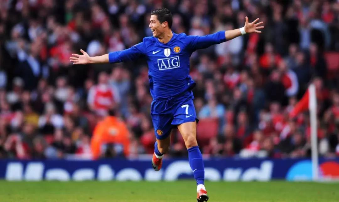  足坛传奇齐聚慈善赛，经典时刻重温旧梦