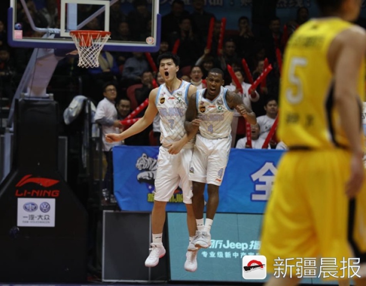 新秀控卫首秀惊艳，关键抢断锁定胜局