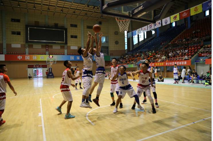  青少年篮球联赛开幕，青春风暴席卷赛场