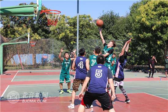  校园篮球联赛开战，清华附中首战告捷
