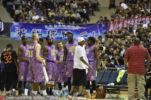  篮球明星慈善赛传递正能量